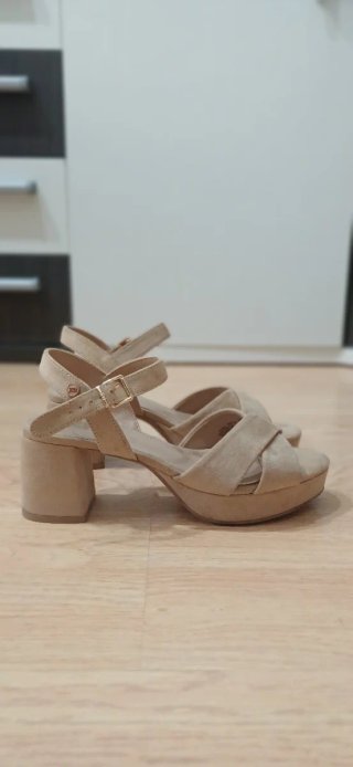 Sandalias de tacón XTi. Color Beige aterciopelado.
