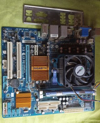 Placa Base Gigabyte con Micro y RAM