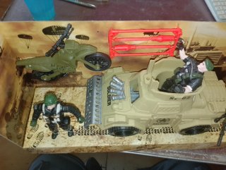 Conjunto militar blindado y moto