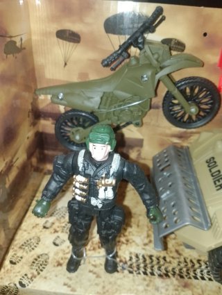 Conjunto militar blindado y moto
