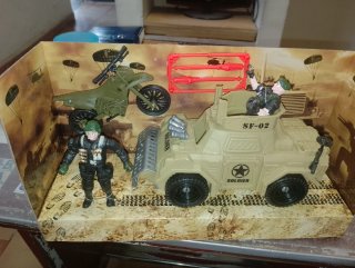 Conjunto militar blindado y moto