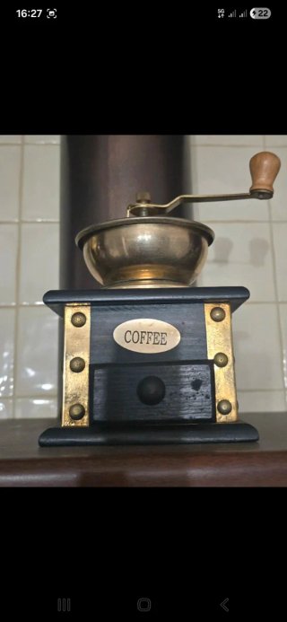 Macinacaffè vintage in legno e metallo