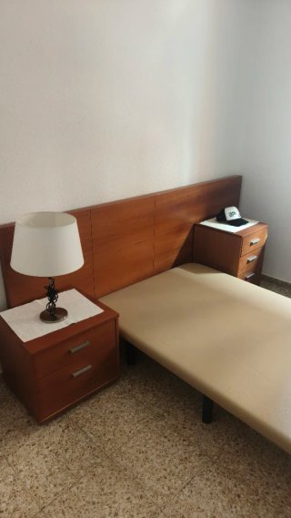 Conjunto de Dormitorio: Cabezal 2 Mesitas y somier