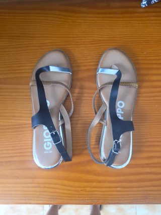 Sandalias Gioseppo Negras y Plateadas