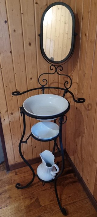 Palanganero forja espejo y juego loza