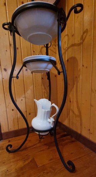 Palanganero forja espejo y juego loza