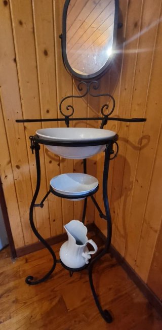 Palanganero forja espejo y juego loza