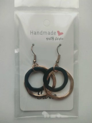 Pendientes artesanales solidarios negro y dorado