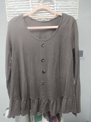 Blusa con volantes y botones