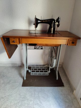 Máquina de coser Alpha antigua