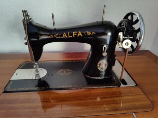 Máquina de coser Alpha antigua