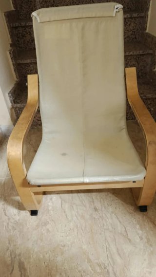 Silla de madera y cuero beige