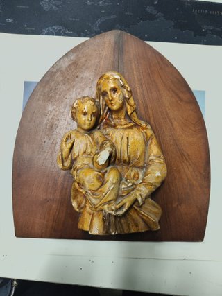 Scultura sacra in gesso su tavola in legno