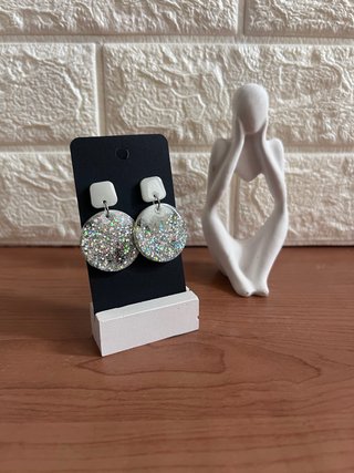 Pendientes plateados y blancos