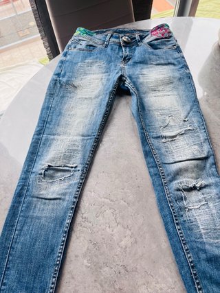 Pantalón Desigual pitillo bordado
