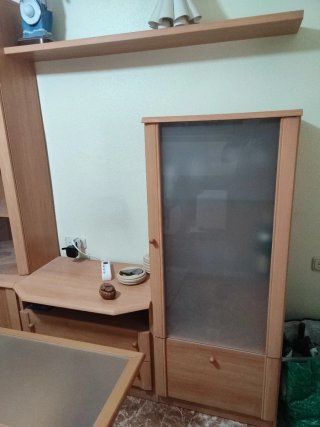 Mueble de madera y cristal