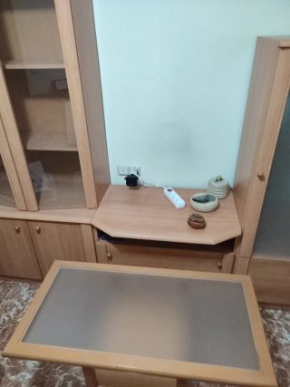 Mueble de madera y cristal