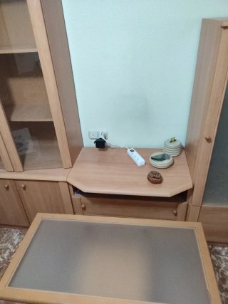 Mueble de madera y cristal