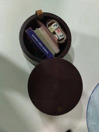 Juego de Cartas y Dados en Estuche Circular