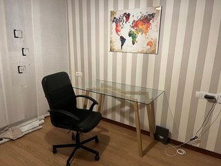 Mesa de Cristal y Silla de Oficina