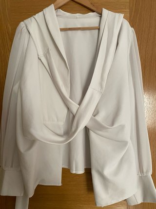 Camisa beige con lazada