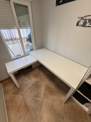 Mesa de escritorio blanca