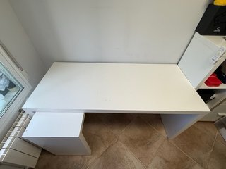 Mesa de escritorio blanca