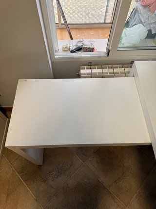 Mesa de escritorio blanca