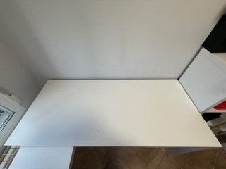Mesa de escritorio blanca