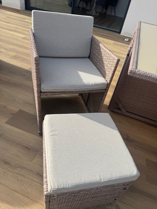 Mesa de Jardín con Sillas y Puffs