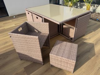Mesa de Jardín con Sillas y Puffs