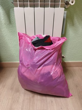 Bolsa con ropa variada