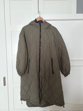Abrigo impermeable verde oliva
