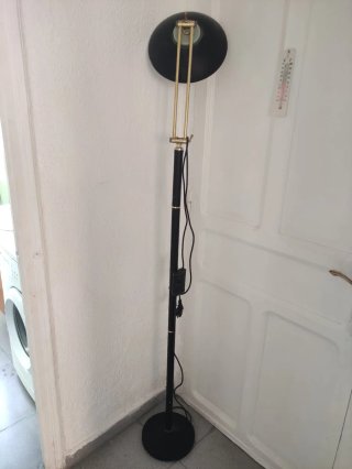 Lámpara de mesa negra y dorada