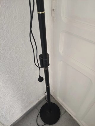 Lámpara de mesa negra y dorada