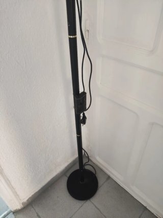 Lámpara de mesa negra y dorada