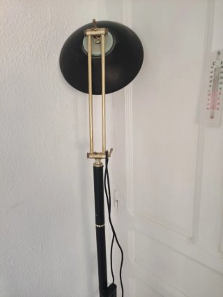 Lámpara de mesa negra y dorada