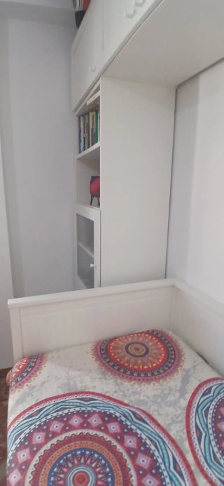 Dormitorio Ikea con Cama y Armario