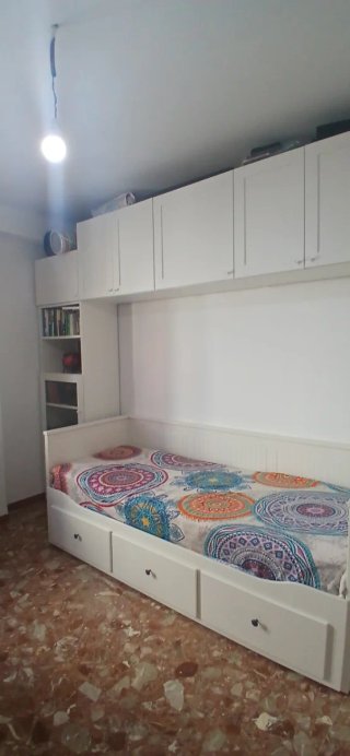 Dormitorio Ikea con Cama y Armario