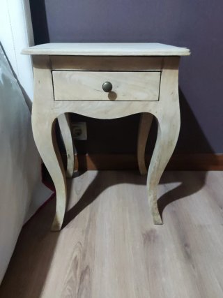 Comodino in legno. Disponibili due uguali