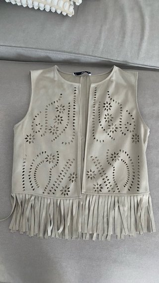 Chaleco Beige con Flecos y Calados