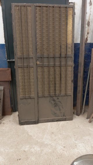 Puerta Metálica con Reja