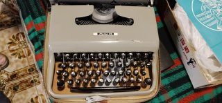 Máquina de escribir Hispano Olivetti Pluma 22