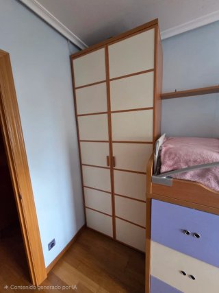 Habitación juvenil: 2 camas, armario y mesa