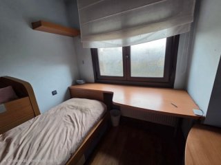 Habitación juvenil: 2 camas, armario y mesa