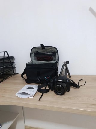 Fotocamera Panasonic Lumix con accessori