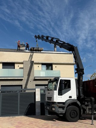 Iveco Trakker con grúa Hiab 244 hi pro
