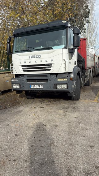 Iveco Trakker con grúa Hiab 244 hi pro