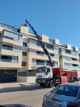 Iveco Trakker con grúa Hiab 244 hi pro