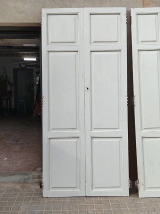 Puertas de madera antiguas estilo clásico